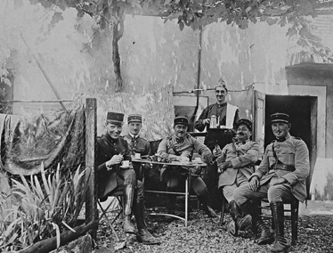 Au caf&eacute; des officiers